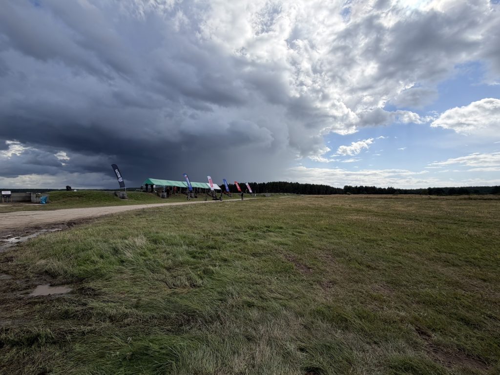 Heranziehende Regenfront über dem Schießgelände